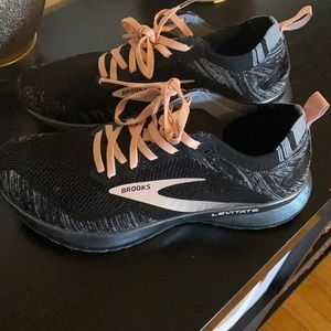 Brookes Levitate 4 running shoe, black, gray and pink